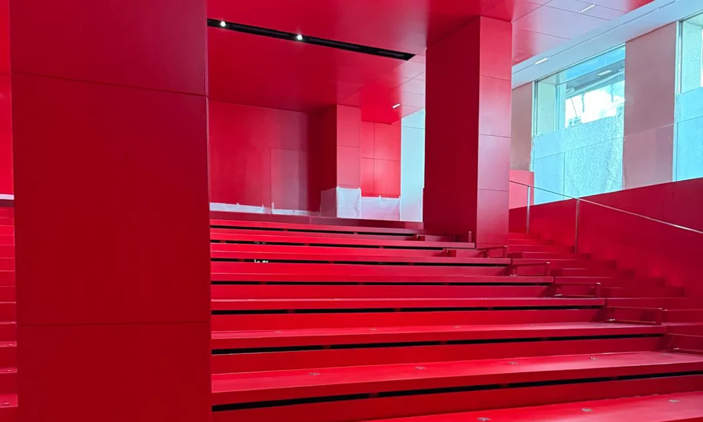 fondation cartier parquet rouge