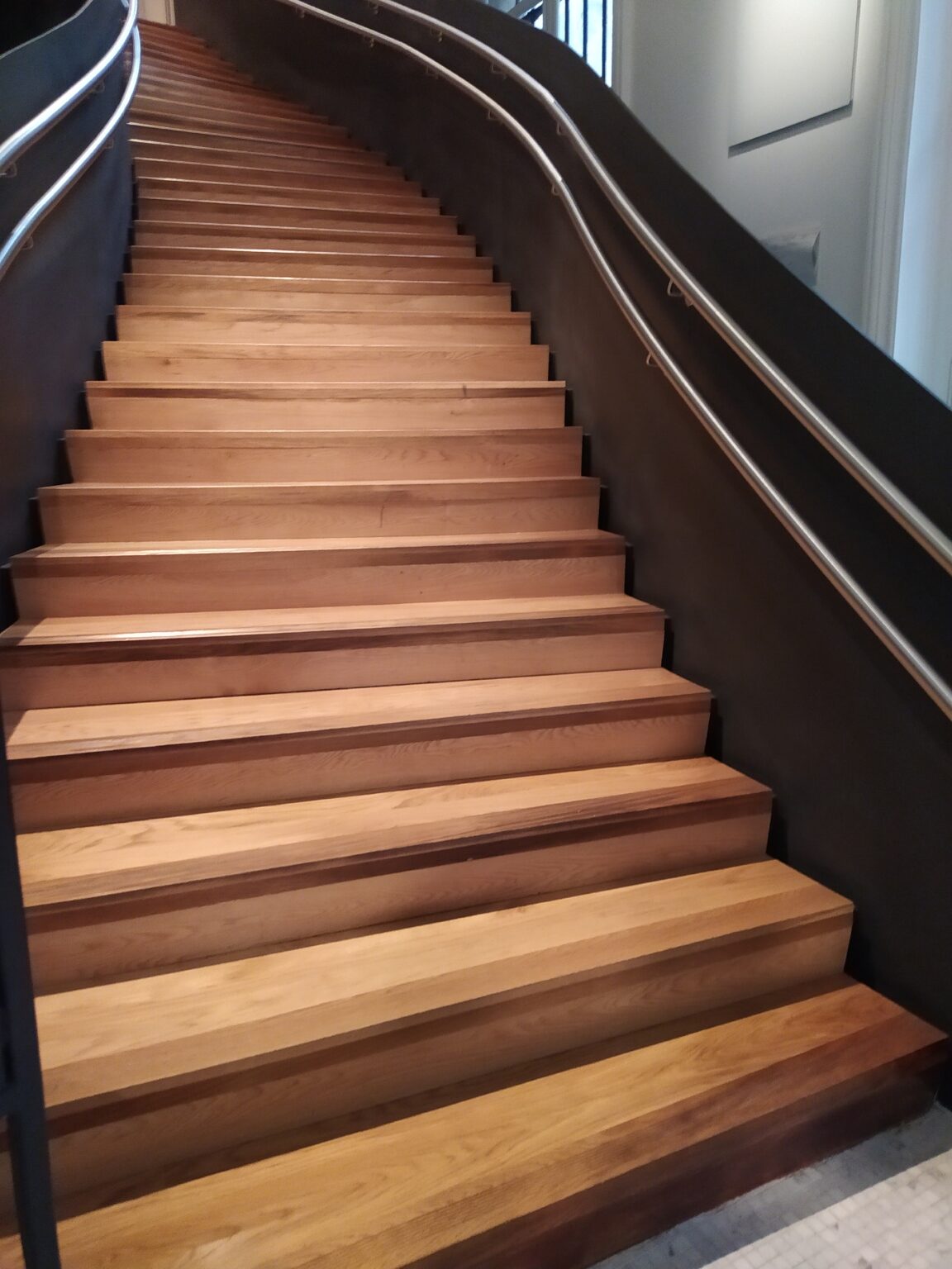 Comment rénover un escalier en bois : le guide complet